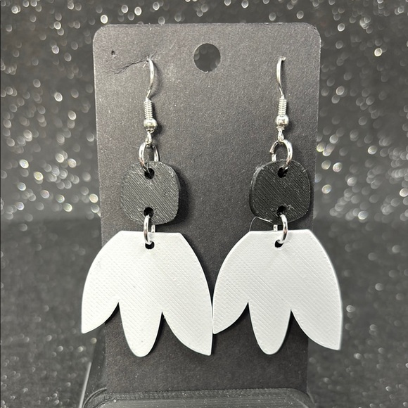 The Frame Curve Earrings - Picture 1 of 4